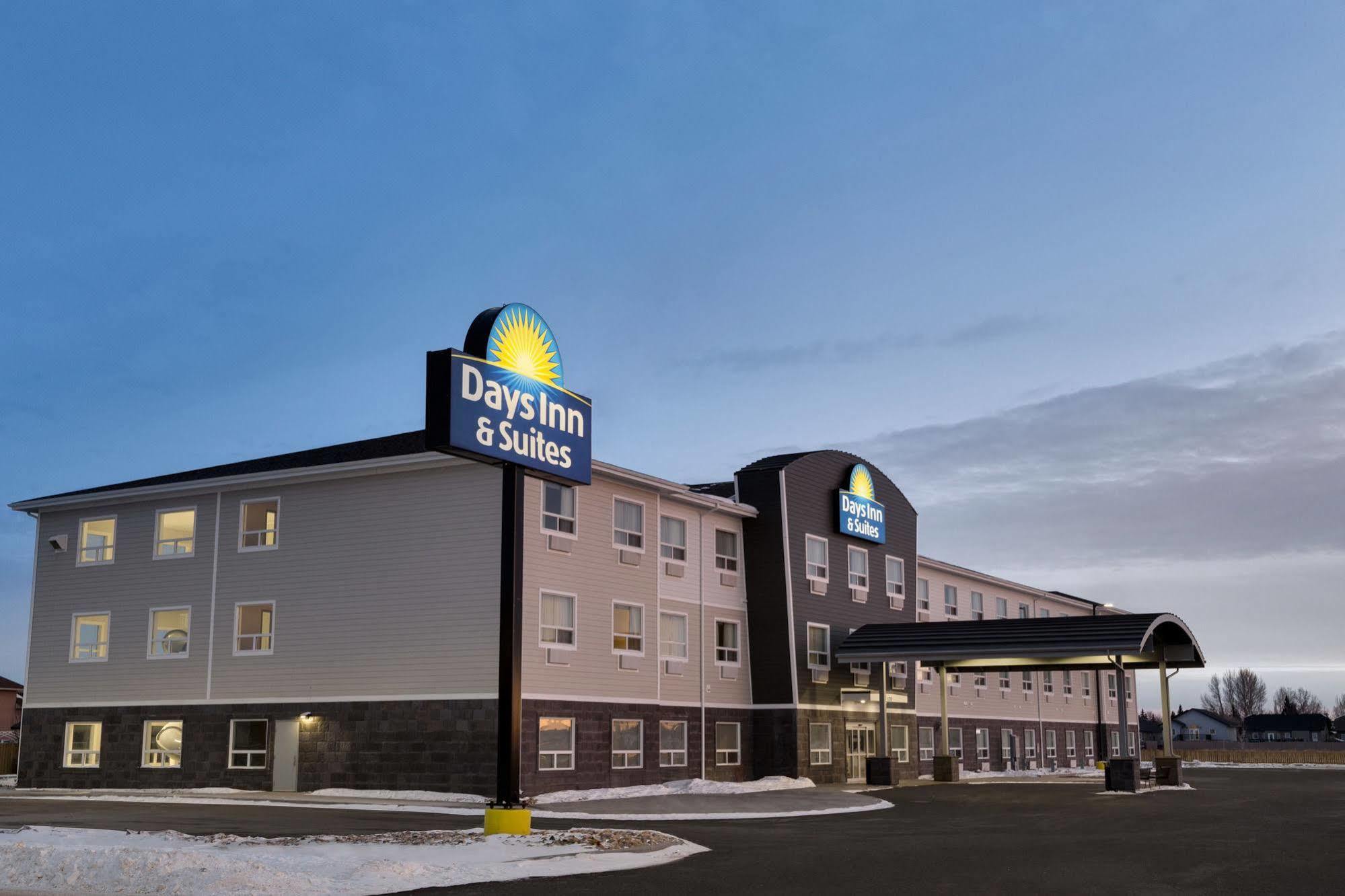 Days Inn & Suites By Wyndham Warman Екстериор снимка